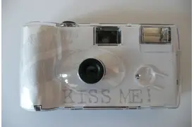 Nedwidek Einwegkamera KISS ME weiß, mit Blitz, 27 Aufnahmen, ISO 400